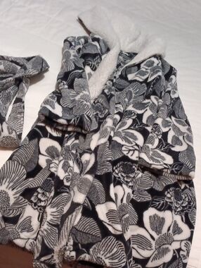 Vera Bradley Black and White Fleece Robe with Sherpa Trim
